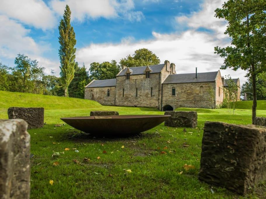 Zahrada ubytování Stunning Edinburgh 1820s stables converted house