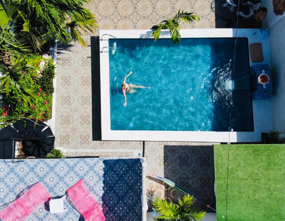 une personne se baignant dans une piscine dans l'établissement The Quetzal, à Cancún
