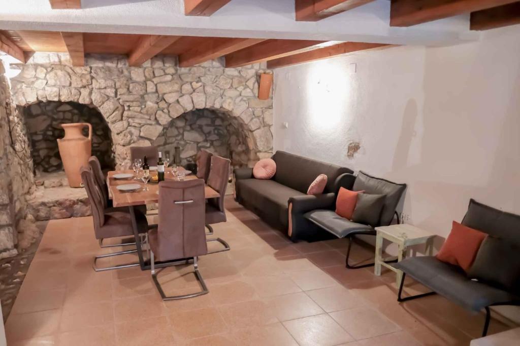 ein Wohnzimmer mit einem Sofa und einem Tisch in der Unterkunft Holiday home in Vrbnik - Insel Krk 42239 in Vrbnik