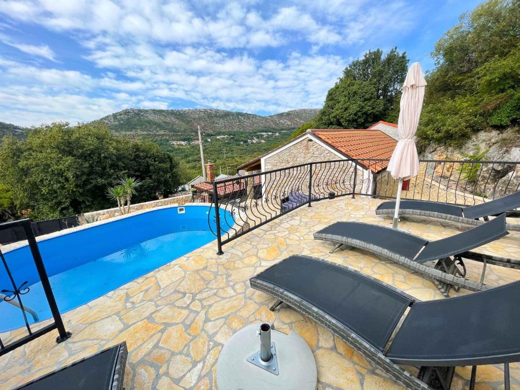 eine Villa mit einem Pool und Gartenmöbeln in der Unterkunft Holiday home in Bribir 42275 in Bribir