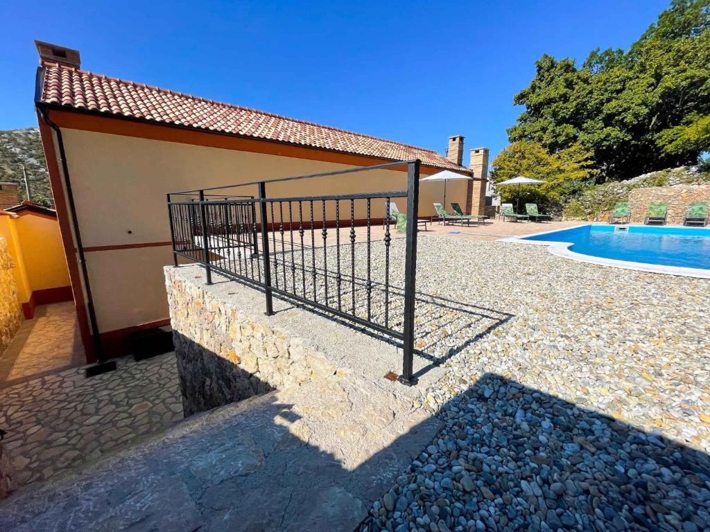 Bazén v ubytování Holiday home in Drivenik 42242 nebo v jeho okolí