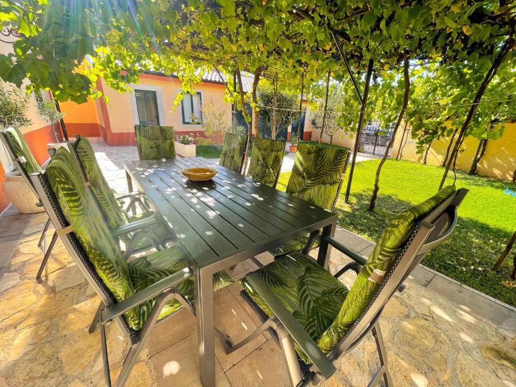 Zahrada ubytování Holiday home in Drivenik 42242