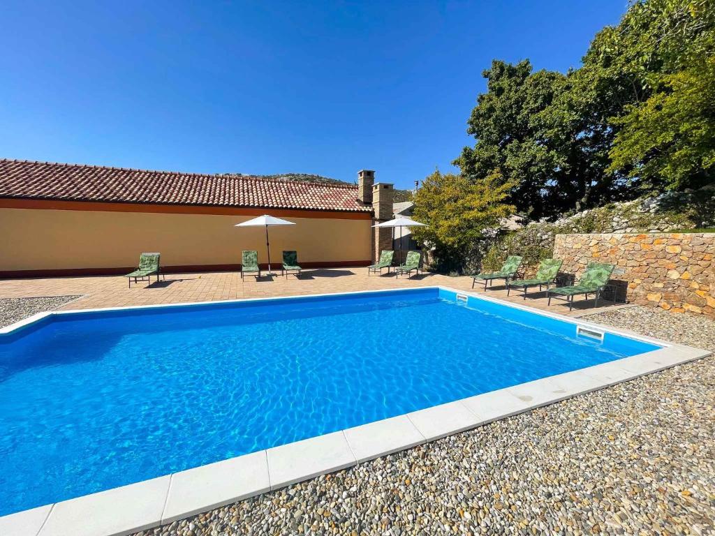 Bazén v ubytování Holiday home in Drivenik 42242 nebo v jeho okolí