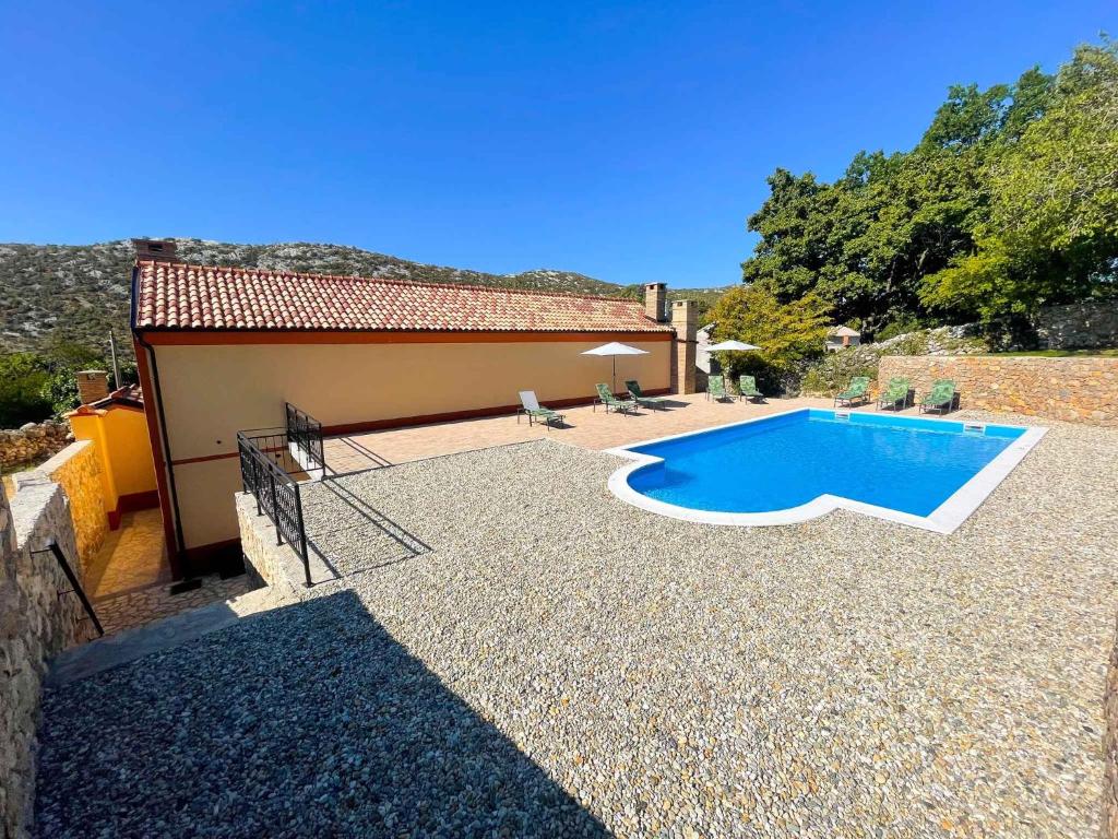 Bazén v ubytování Holiday home in Drivenik 42242 nebo v jeho okolí