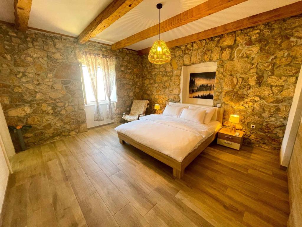 Postel nebo postele na pokoji v ubytování Holiday home in Drivenik 42242