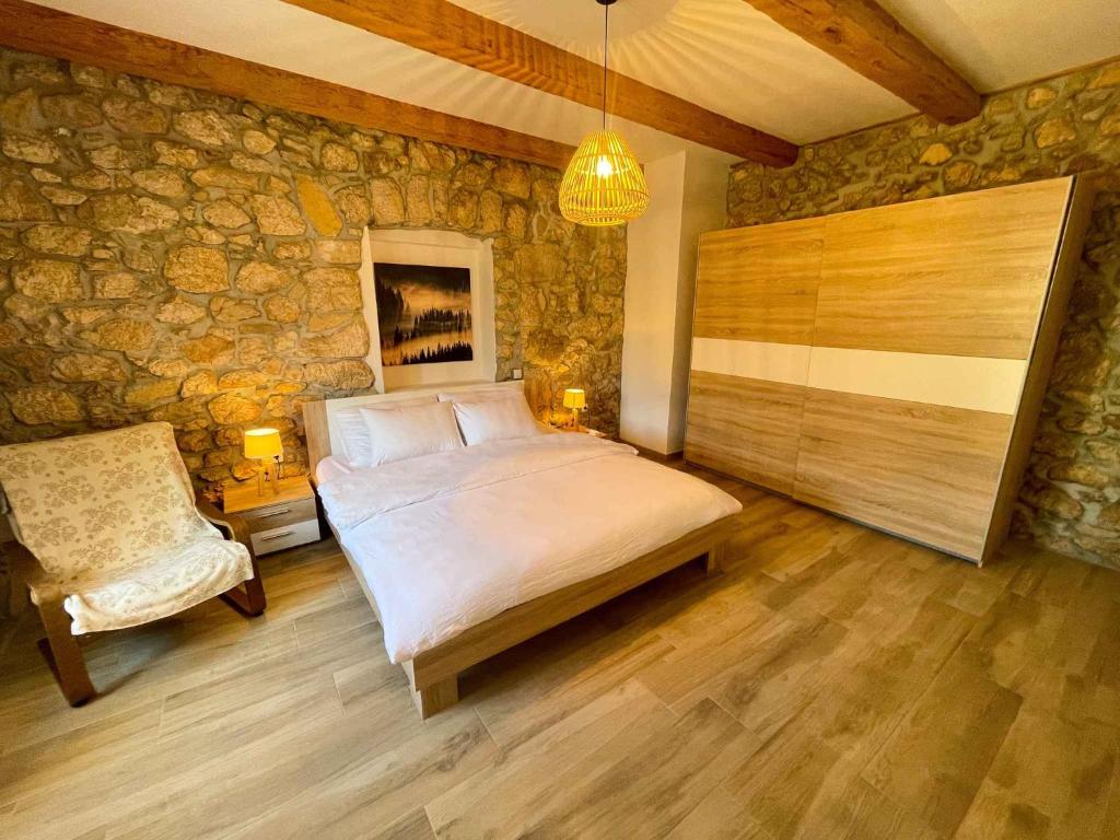 Postel nebo postele na pokoji v ubytování Holiday home in Drivenik 42242
