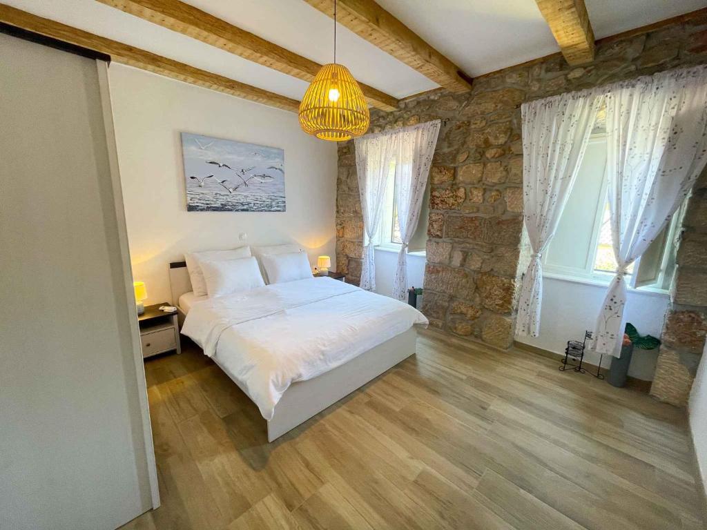 Postel nebo postele na pokoji v ubytování Holiday home in Drivenik 42242