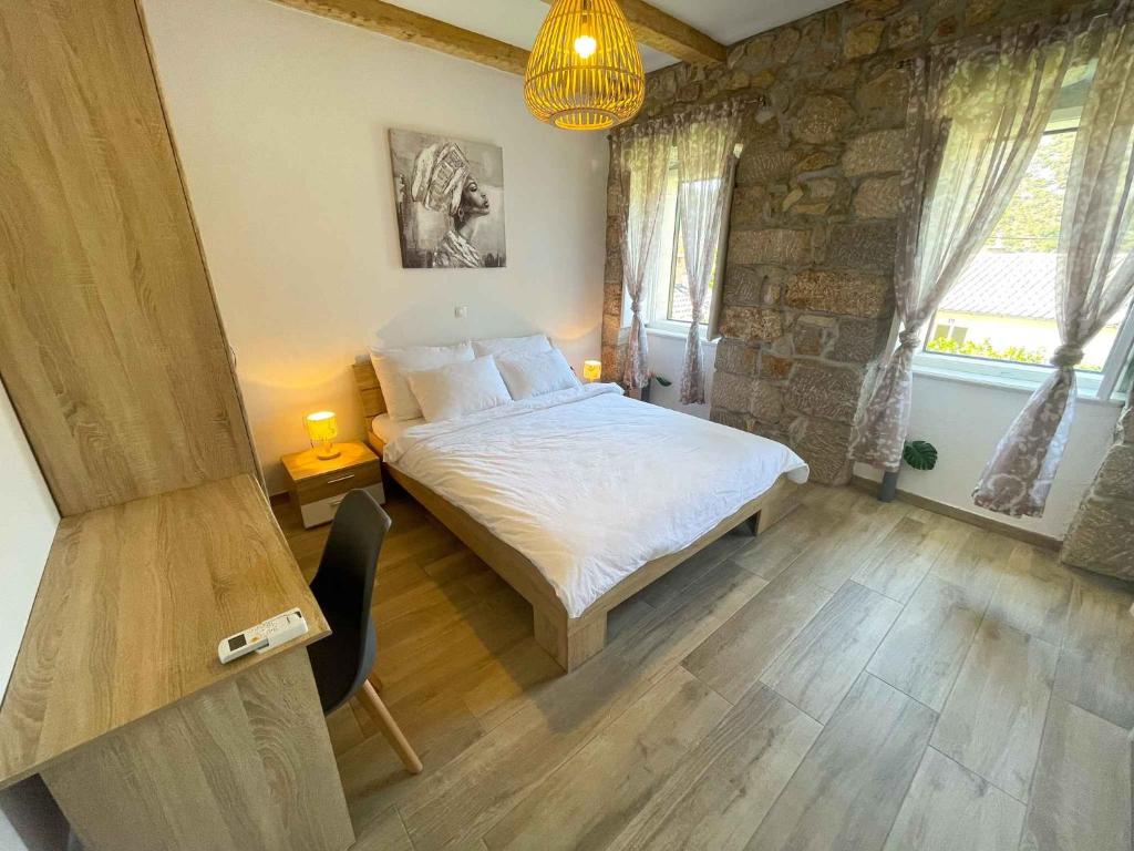 Postel nebo postele na pokoji v ubytování Holiday home in Drivenik 42242