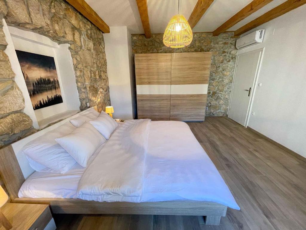 Postel nebo postele na pokoji v ubytování Holiday home in Drivenik 42242