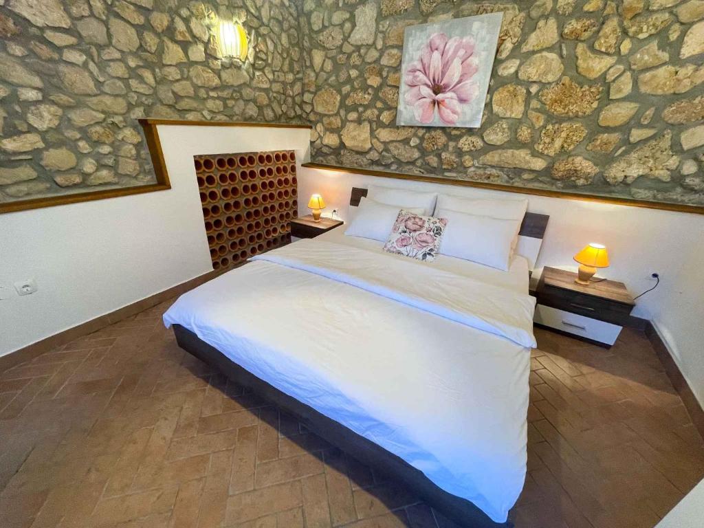 Postel nebo postele na pokoji v ubytování Holiday home in Drivenik 42242