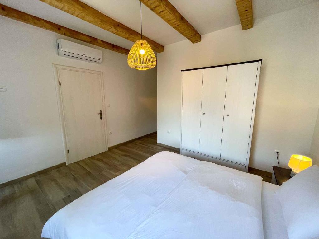 Postel nebo postele na pokoji v ubytování Holiday home in Drivenik 42242