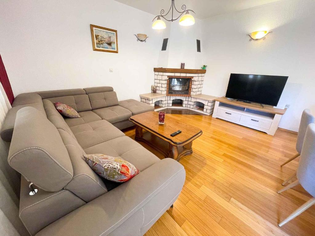 TV a/nebo společenská místnost v ubytování Holiday home in Drivenik 42242