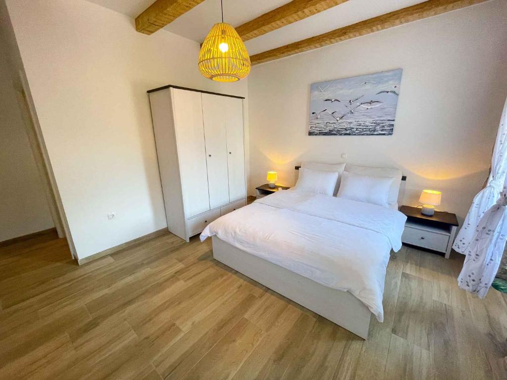 Postel nebo postele na pokoji v ubytování Holiday home in Drivenik 42242