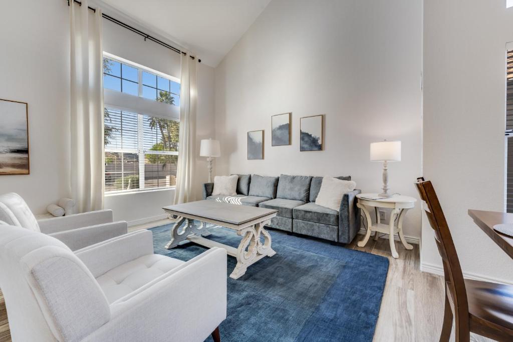 uma sala de estar com um sofá e uma mesa em Living Under Par em Phoenix