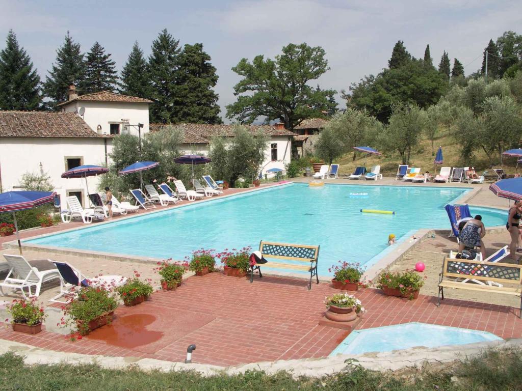 Bazén v ubytovaní Holiday Homes in Pelago - Toskana 42338 alebo v jeho blízkosti