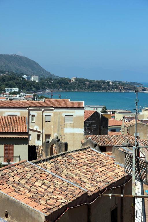 a view of roofs of buildings and the water at La Casa del Geko in Cefalù