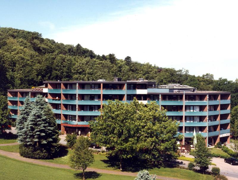 un gran edificio con árboles delante de él en Hotel Haus Deutsch Krone, en Bad Essen