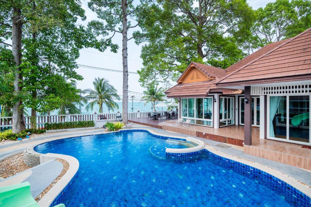 une image d'une piscine en face d'une maison dans l'établissement RimLay Beachfront Pool Villa, à Sattahip