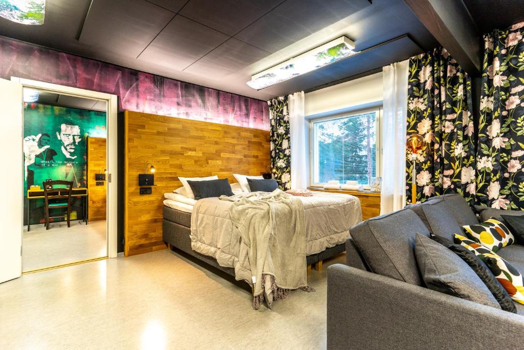 a bedroom with a bed and a couch at Time Hostel NOVA - sairaalan vieressä in Jyväskylä