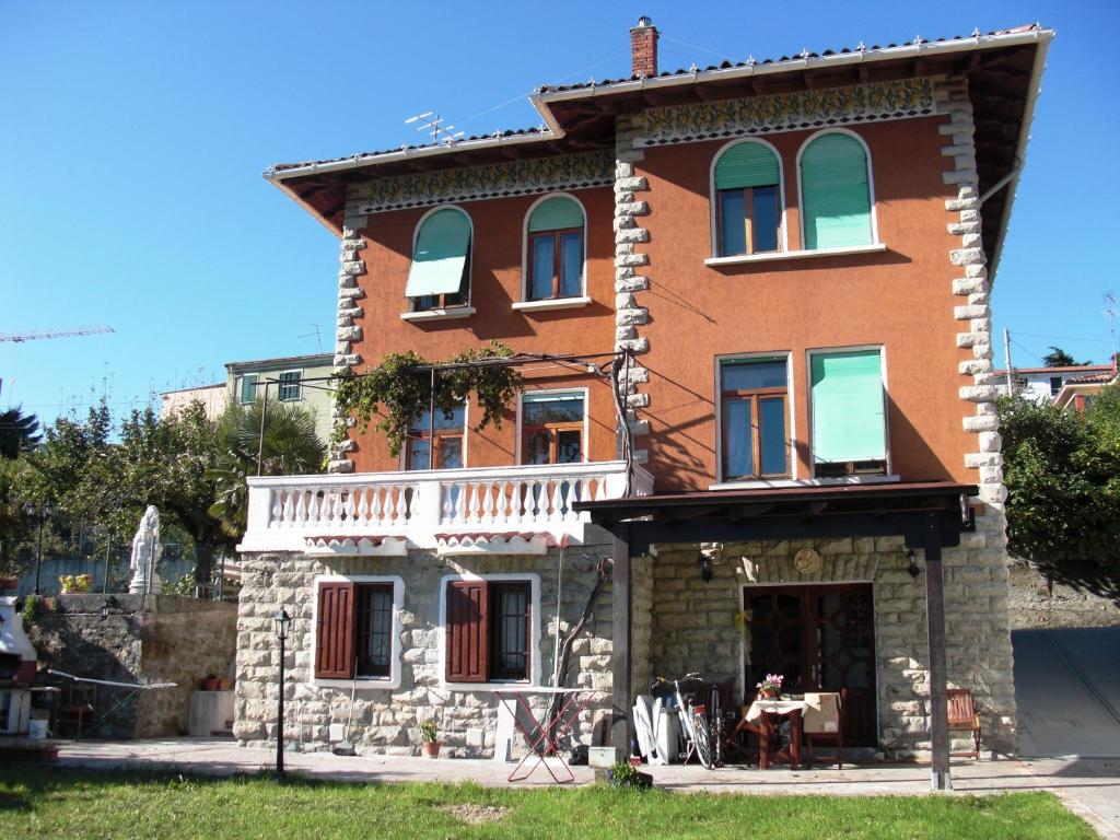 uma grande casa de tijolos com uma mesa em frente em Agriturismo Allo Scoglio - Azienda Agricola em Trieste