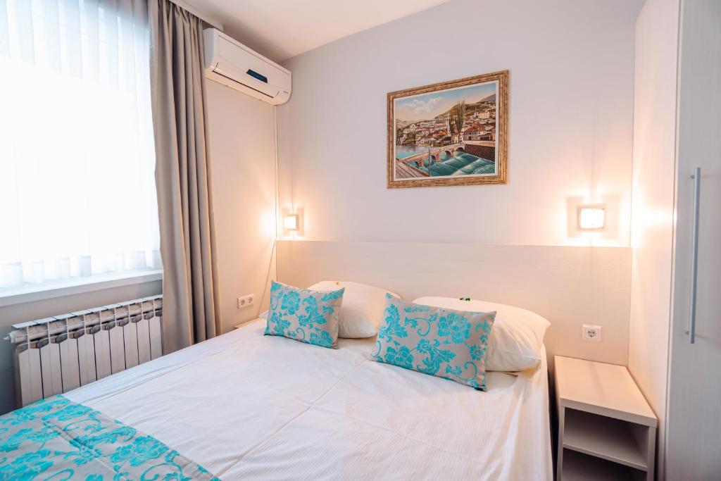 Postel nebo postele na pokoji v ubytování Hotel Villa Harmony - Free Parking
