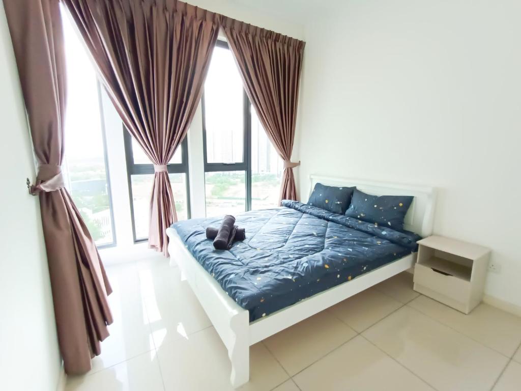 Postel nebo postele na pokoji v ubytování Medini Elysia Park , 3 min to Legoland, Netflix By Hint Homestay