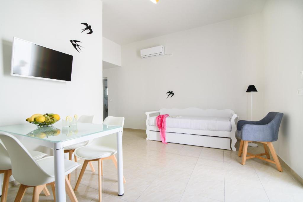 TV a/nebo společenská místnost v ubytování De_naxia Suites