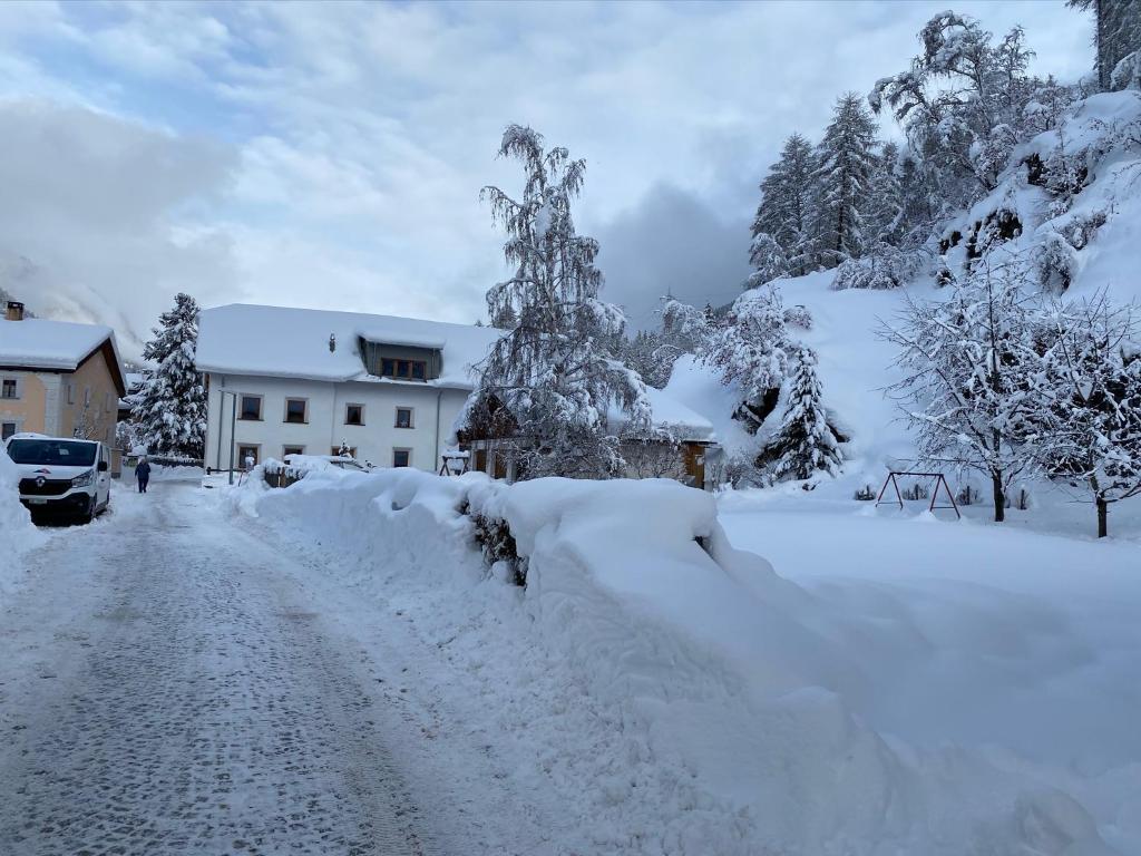 Loft 100m2, im Ökohaus in Susch durante l'inverno
