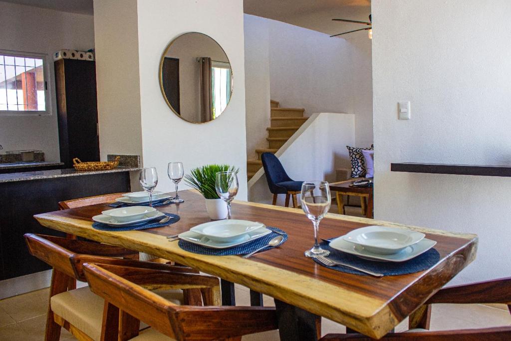 mesa de madera con sillas y comedor en Marsella Home, en Playa del Carmen