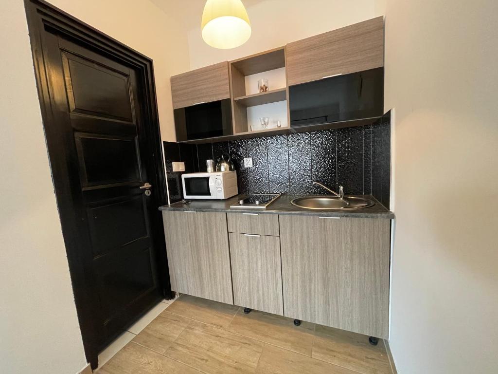 Kuchyňa alebo kuchynka v ubytovaní Smeraldo Apartmanok Siófok