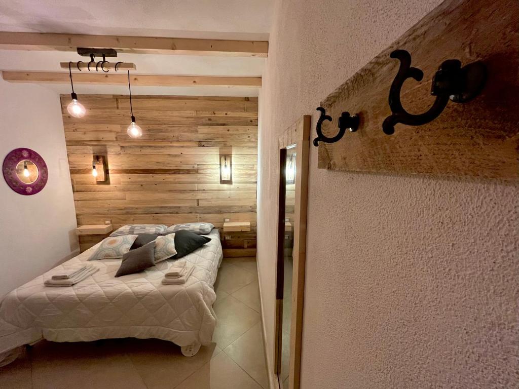 オルビアにあるIknos Guest Houseの木製の壁のベッドルーム1室(ベッド1台付)