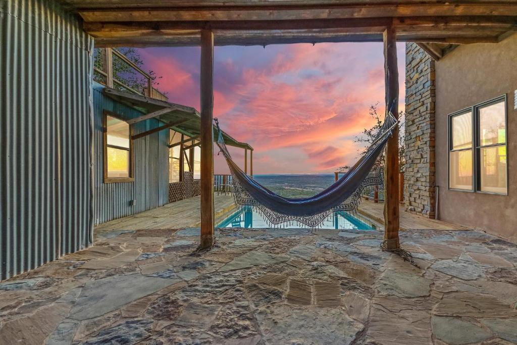 hamaca en una habitación con vistas a la puesta de sol en Casa Artista, en Payton