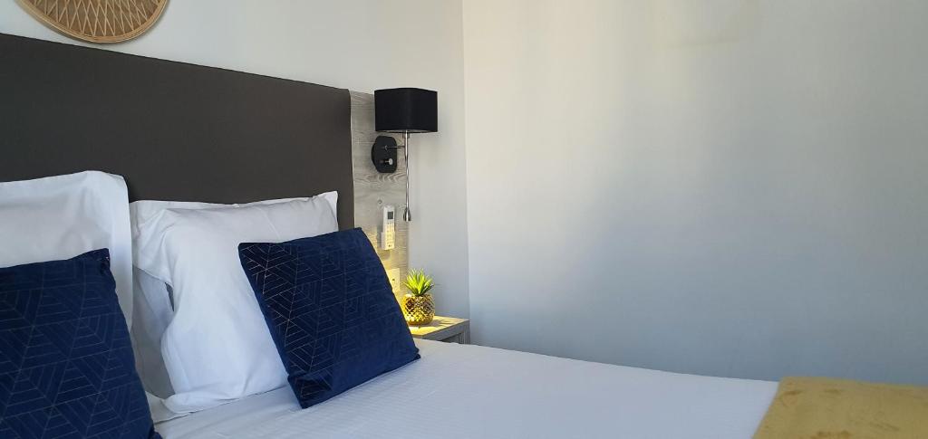 Postel nebo postele na pokoji v ubytování Hôtel L'Alsace-Gare sncf