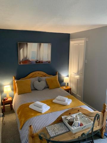 um quarto com uma cama com duas toalhas em The Holly Tree em Cambridge