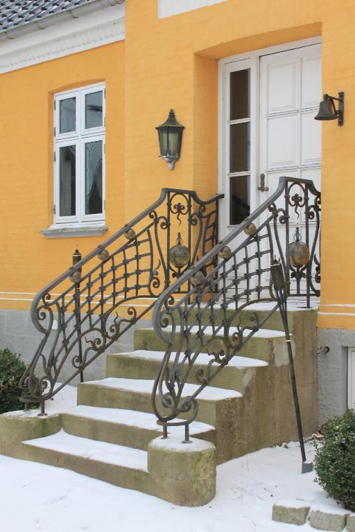 un conjunto de escaleras delante de una casa en Brigsted B&B en Horsens