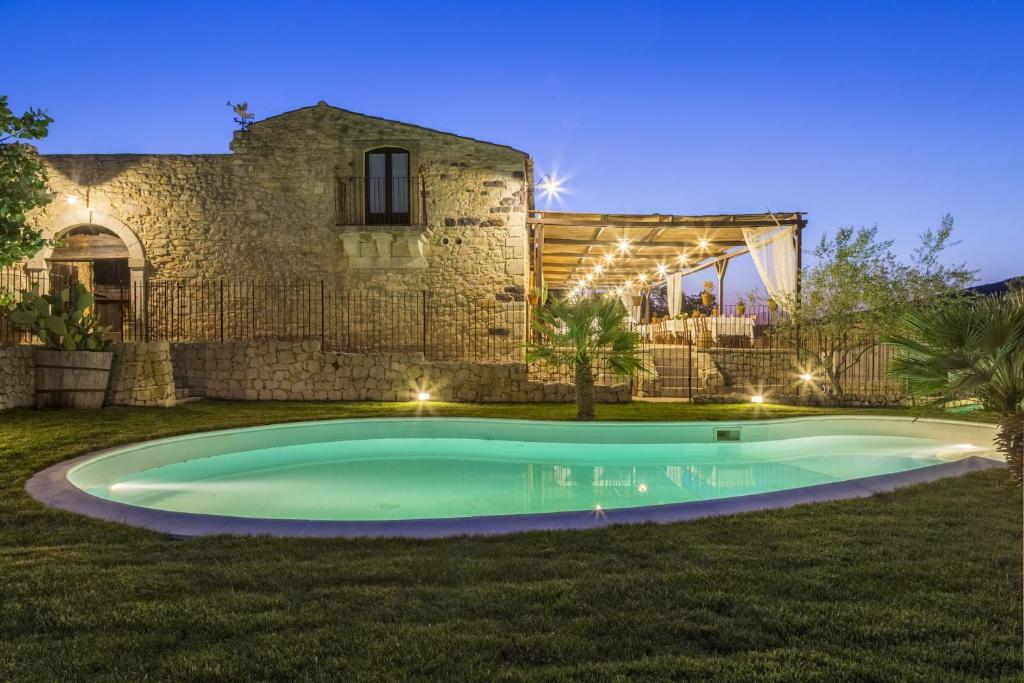 Bazén v ubytování Masseria Fortificata Lo Zafferaneto nebo v jeho okolí