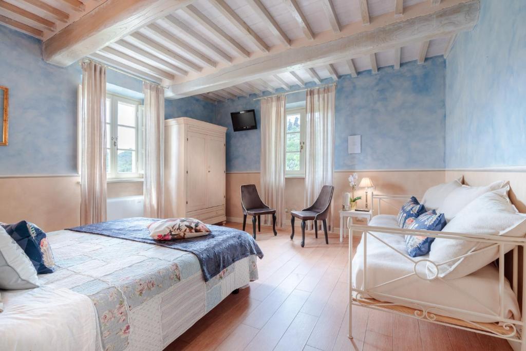 une chambre avec un lit, une table et des chaises dans l'établissement Casolare dei Colli, Panoramic Private Pool, Lavish Interiors and a Gourmet Kitchen, à Camaiore 74 autres photos