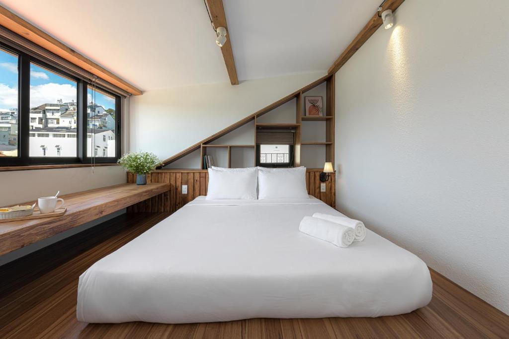 Thơm House - Deluxe Queen Room