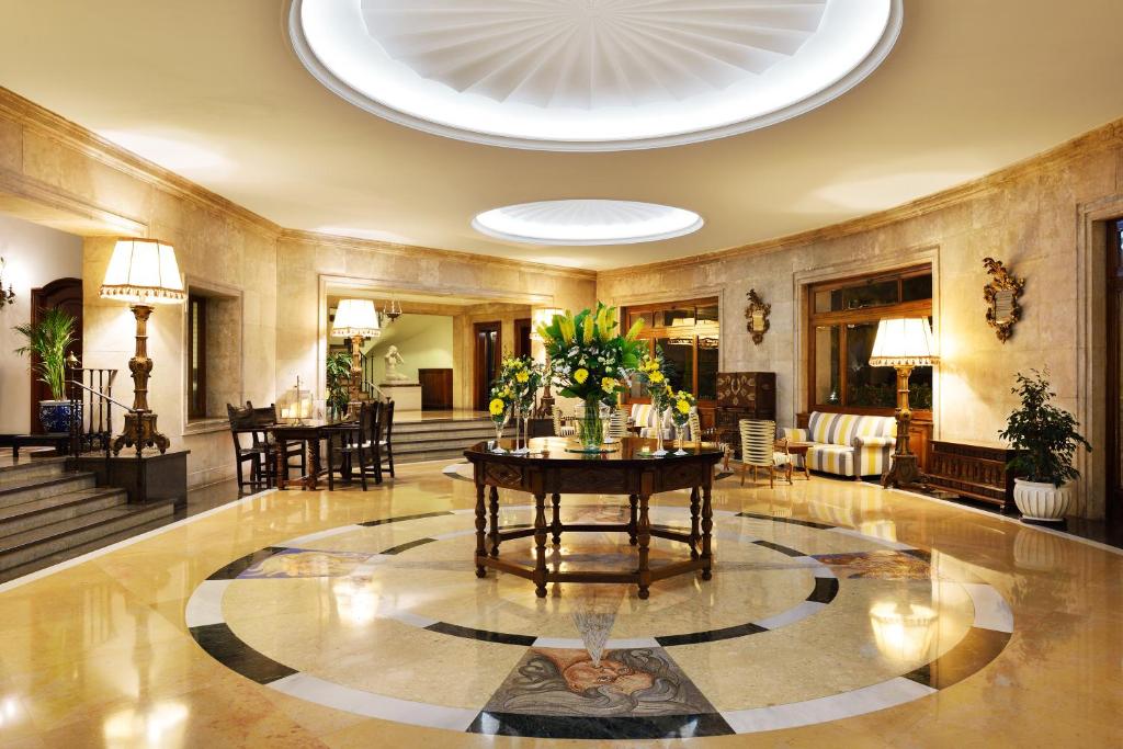 Posezení v ubytování Hostal de la Gavina GL - The Leading Hotels of the World
