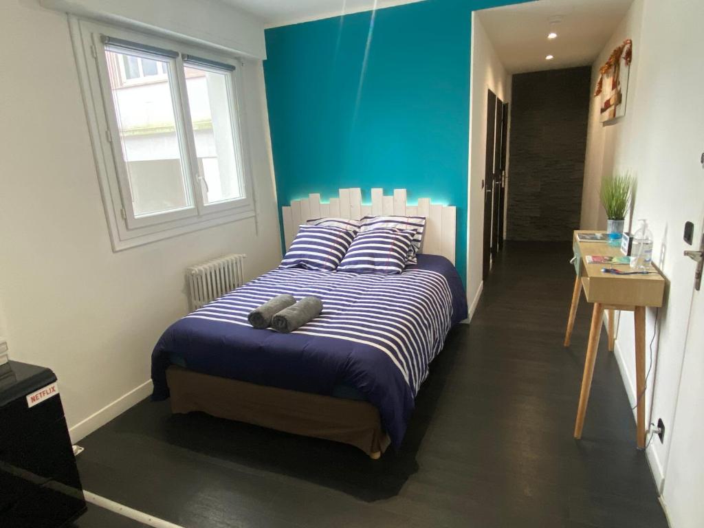 Un pat sau paturi într-o cameră la Studio Confort Lorient Place Jules Ferry Hypercentre