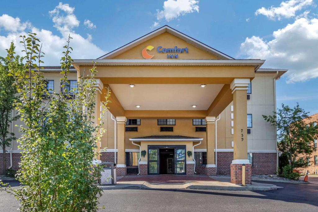 a building with the entrance to a courtyard inn at Comfort Inn Downtown - University Area in Kalamazoo