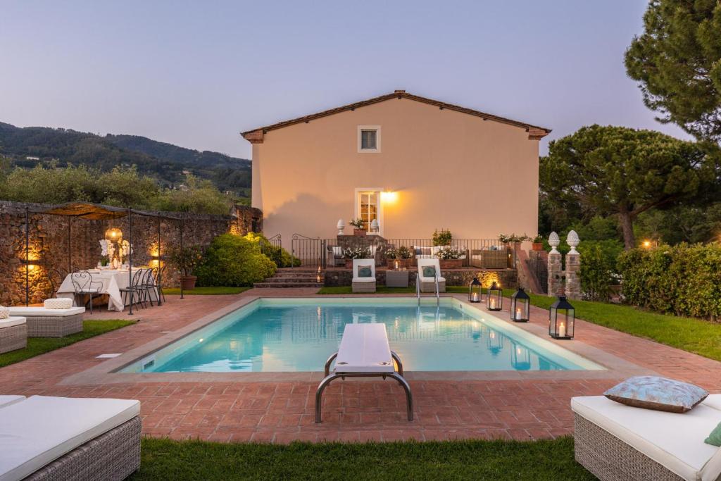 una piscina en el patio de una casa en Fattoria Camigliano, Luxury Farmhouse with Pool inside a Wine Estate, en Capannori