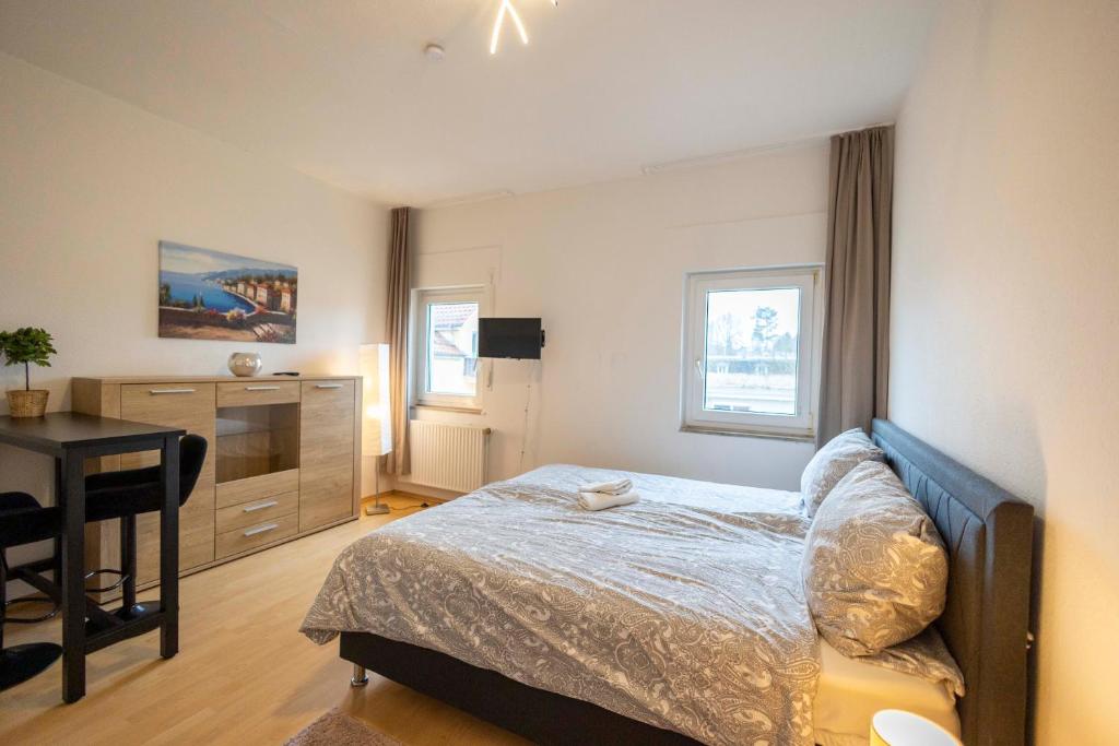 1 dormitorio con cama y escritorio. en BUDGET City Appartement Küche,Bad, Parken im Zentrum von Ravensburg, en Ravensburg