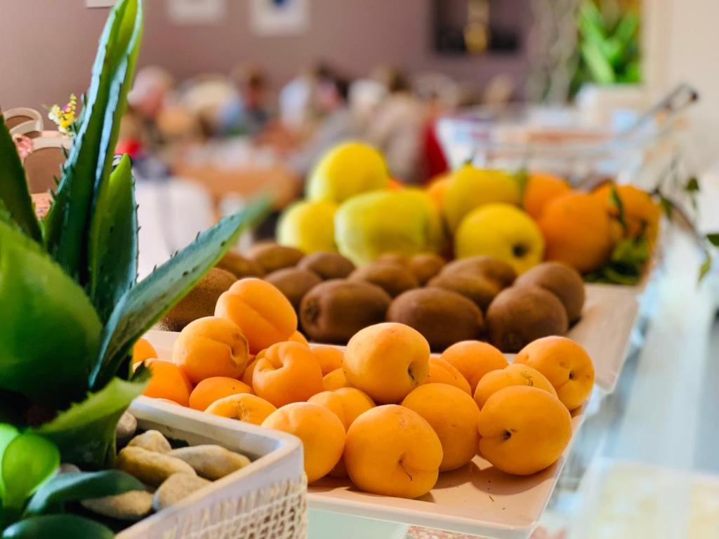 a display of oranges and other fruits on a table at Gran Paradiso Hotel Spa in San Giovanni Rotondo