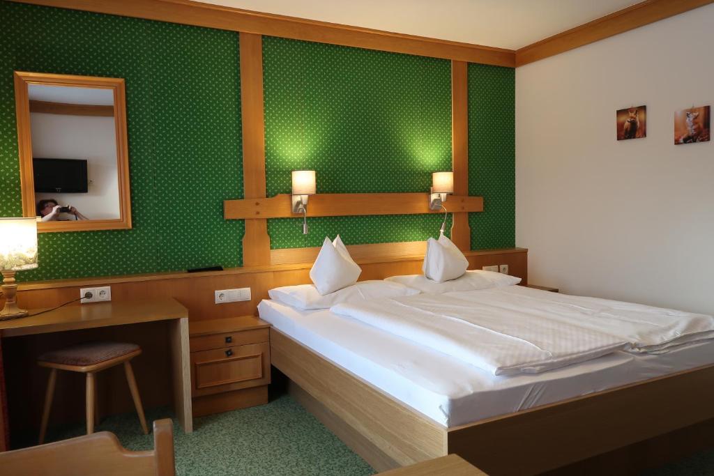 A bed or beds in a room at Hotel Stockerwirt