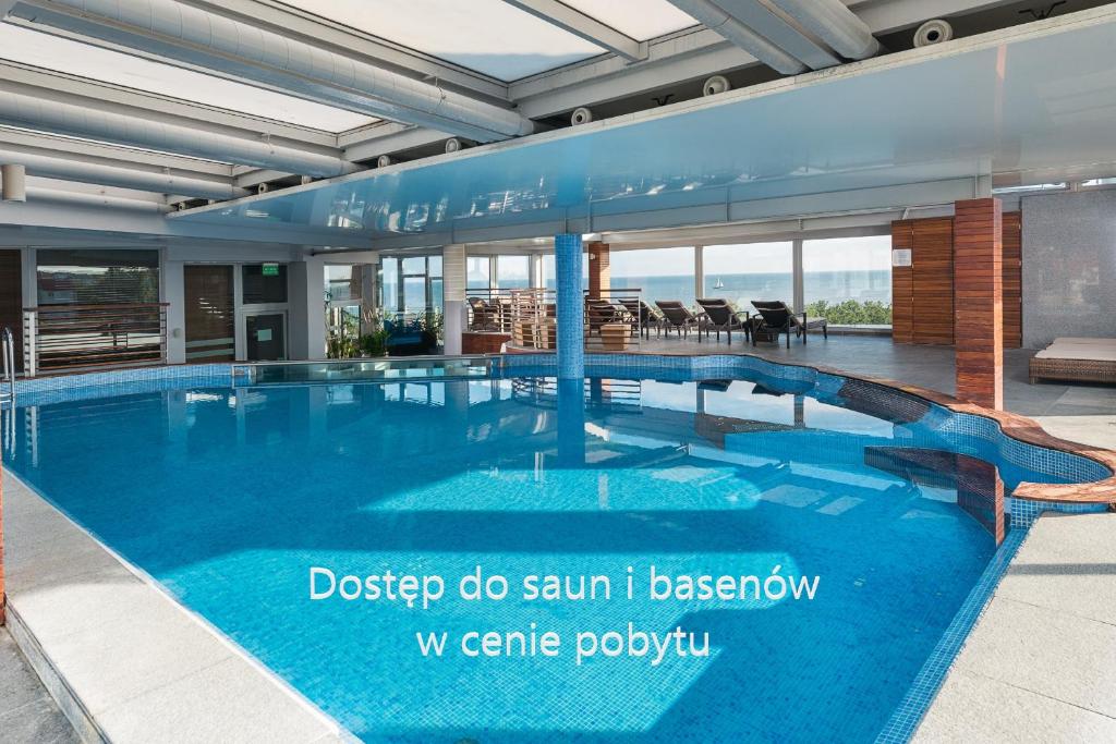 uma grande piscina no meio de um edifício em Maloves Resort & Spa Prywatne Apartamenty em Władysławowo