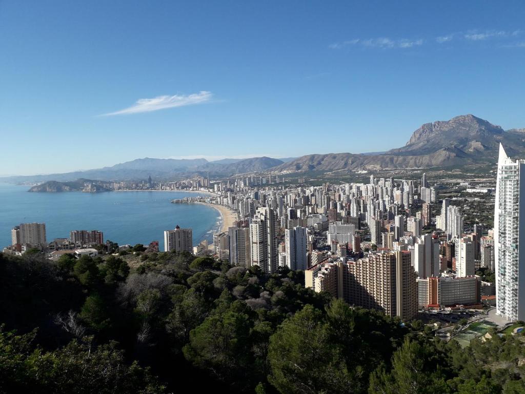 Hotel Holiday Apartment 5 min to Levante beach, a view of a city and a body of water at Holiday Apartment 5 min to Levante beach in Benidorm