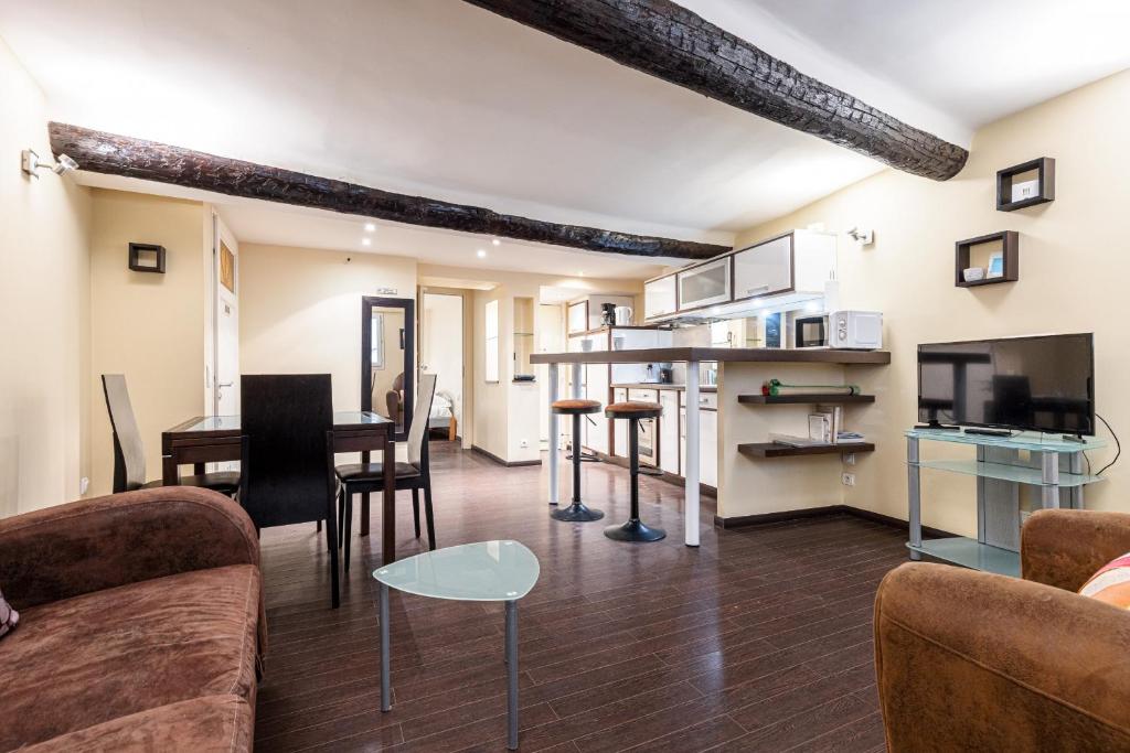 un salon avec un canapé et une table dans l'établissement Atypical Cozy 1 Bdr Old Town, à Nice