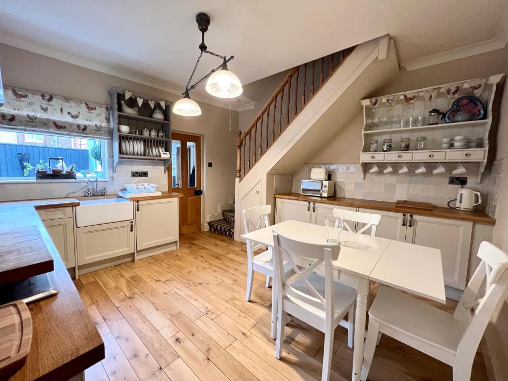 een keuken met een tafel en stoelen en een eetkamer bij Mill Cottage, New Refurbished, 2 Bed, Cleethorpes in Cleethorpes