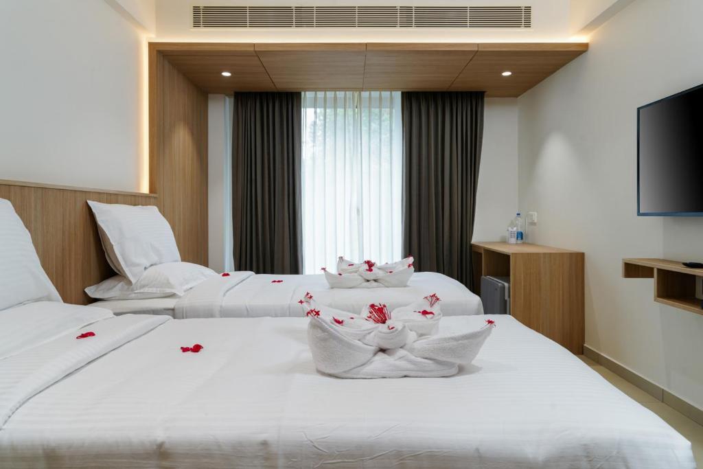 Postel nebo postele na pokoji v ubytování The Trios Hotel